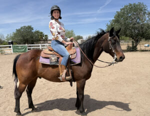 USAE writer Jordan Bradley took a riding lesson on April 2 from trainer Scott Scheyli with Arabian horse ShI’mVaguelySurprised (also known as JT) in Tucson, Arizona.