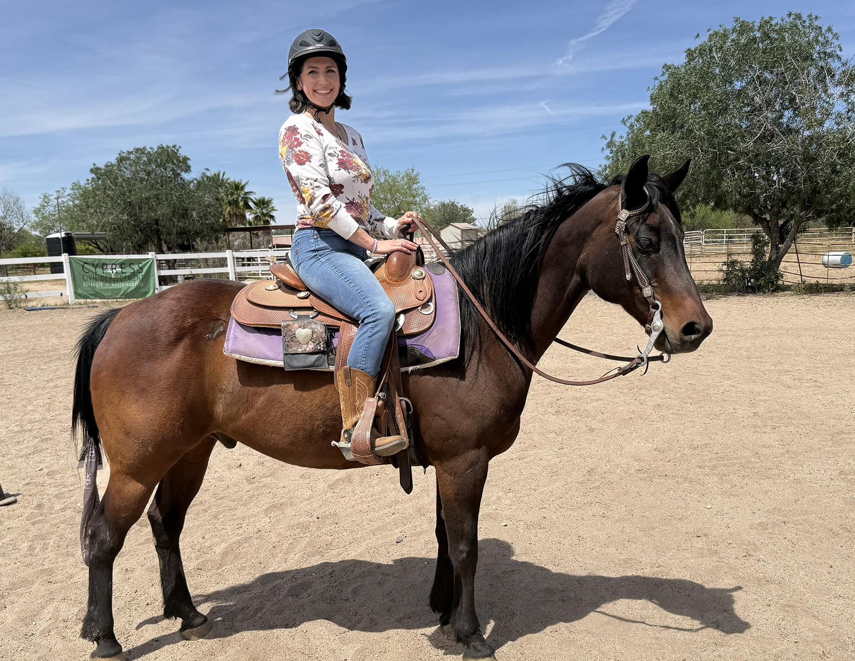 USAE writer Jordan Bradley took a riding lesson on April 2 from trainer Scott Scheyli with Arabian horse ShI’mVaguelySurprised (also known as JT) in Tucson, Arizona.